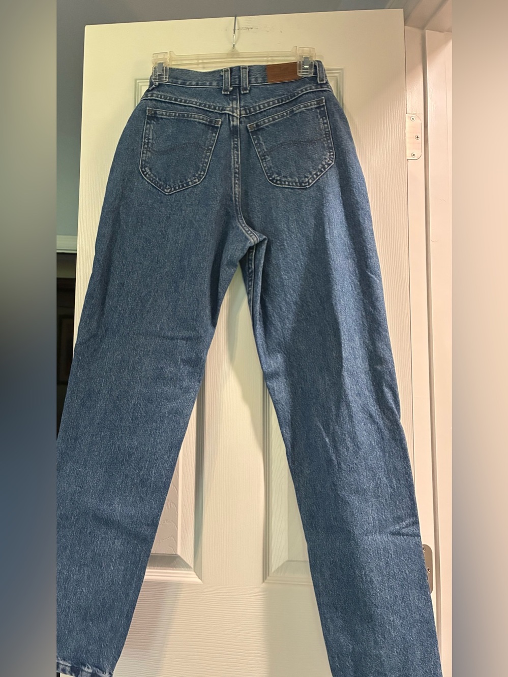 Lee High-Rise Straight Leg Jeans in Medium Blue. 28”W. 29”L